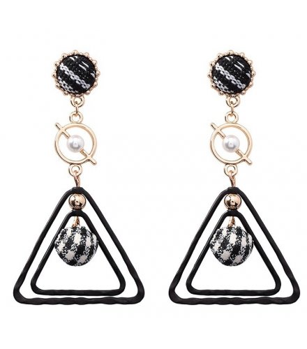 E1071 - Geometric triangle earrings