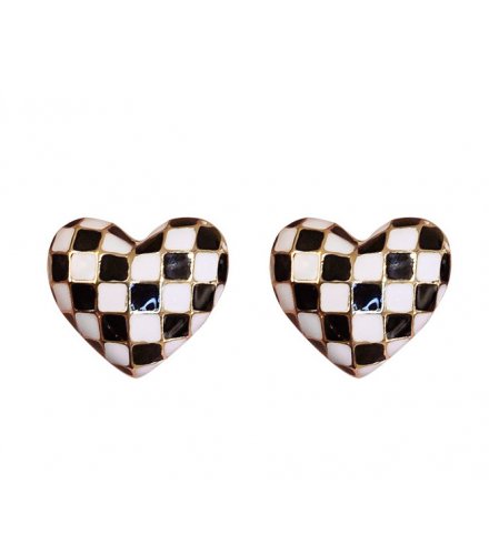 E1333 - Checkerboard love heart earrings