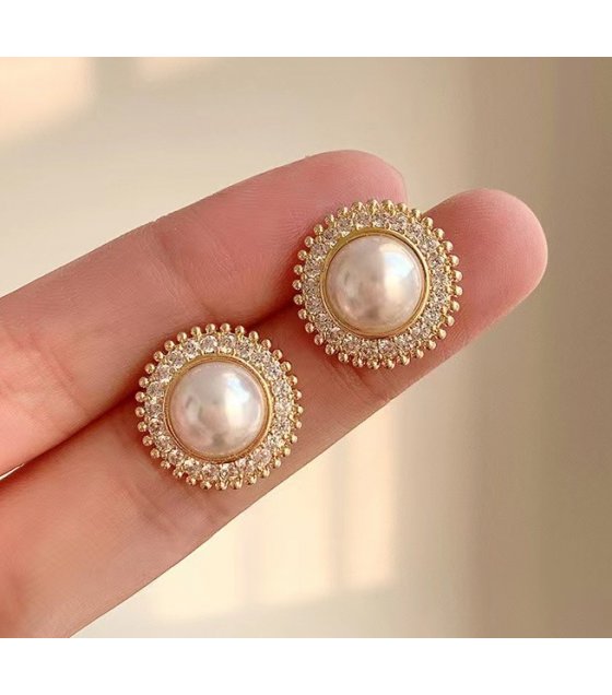E1481 - Round Pearl Earrings