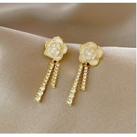 E1486 - White Flower Drop Earrings