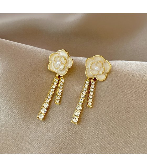 E1486 - White Flower Drop Earrings
