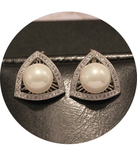 E936 - Simple pearl triangle geometric earrings