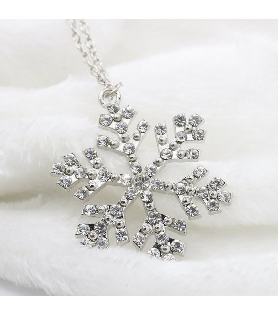 Crystal snow pendant necklace