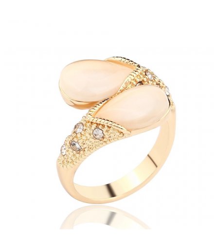R135 - teardrop-shaped white diamond ring
